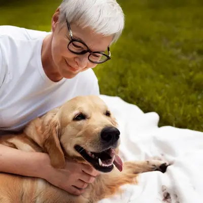 Chiens pour seniors : quel type de chien vous convient le mieux ?